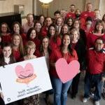 爱达荷州电力公司的员工聚集在一起庆祝“穿红色衣服日”，以提高人们对影响女性心血管疾病的认识.